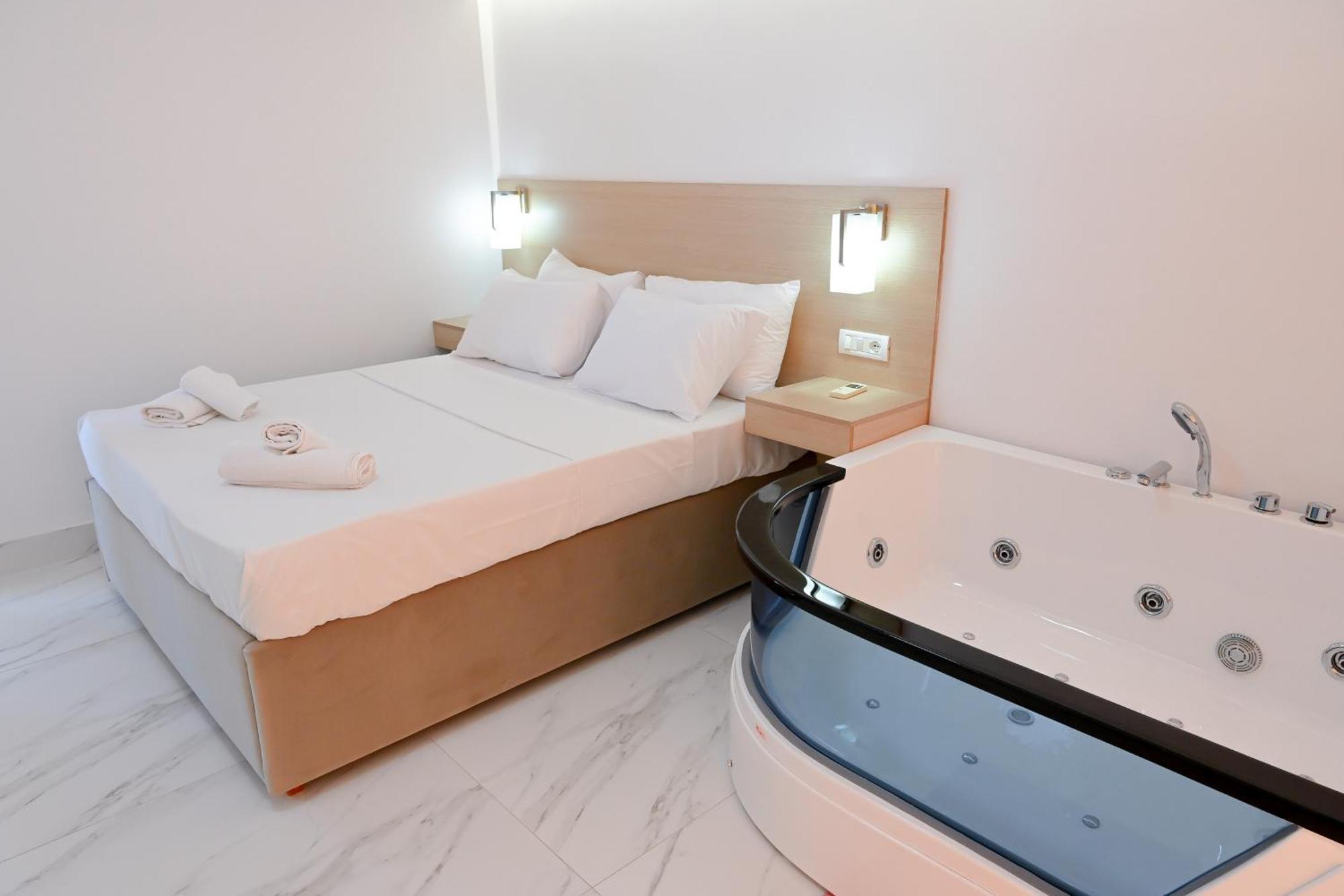 Hotel Kriti Max , Shengjin Shëngjin Екстериор снимка