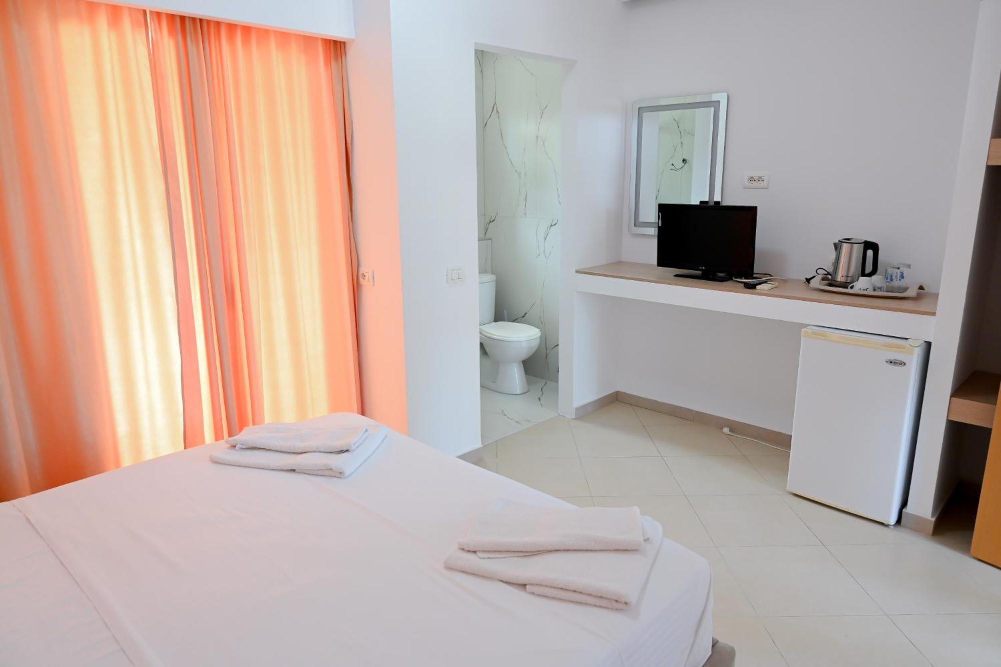 Hotel Kriti Max , Shengjin Shëngjin Екстериор снимка
