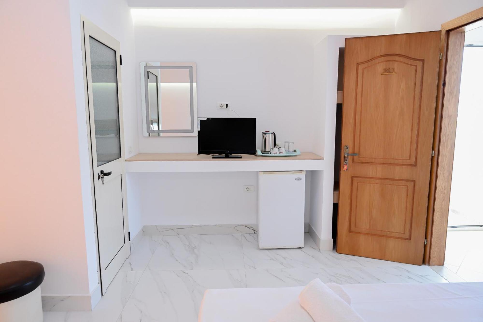 Hotel Kriti Max , Shengjin Shëngjin Екстериор снимка