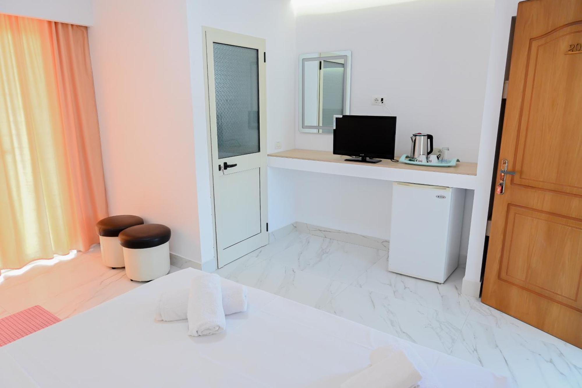 Hotel Kriti Max , Shengjin Shëngjin Екстериор снимка